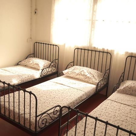 Tiger Lily Hostel Банкок Екстериор снимка