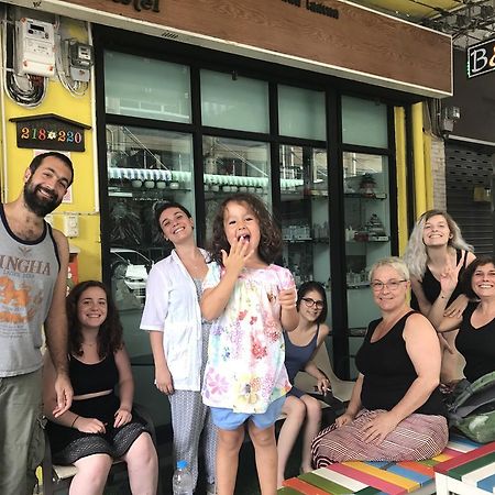 Tiger Lily Hostel Банкок Екстериор снимка