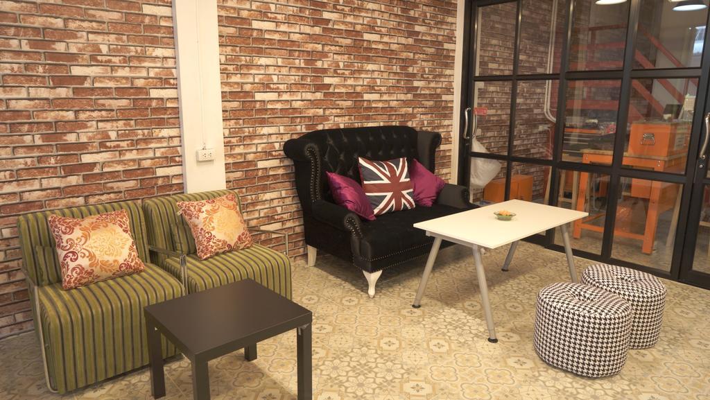 Tiger Lily Hostel Банкок Екстериор снимка