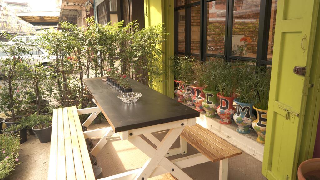 Tiger Lily Hostel Банкок Екстериор снимка