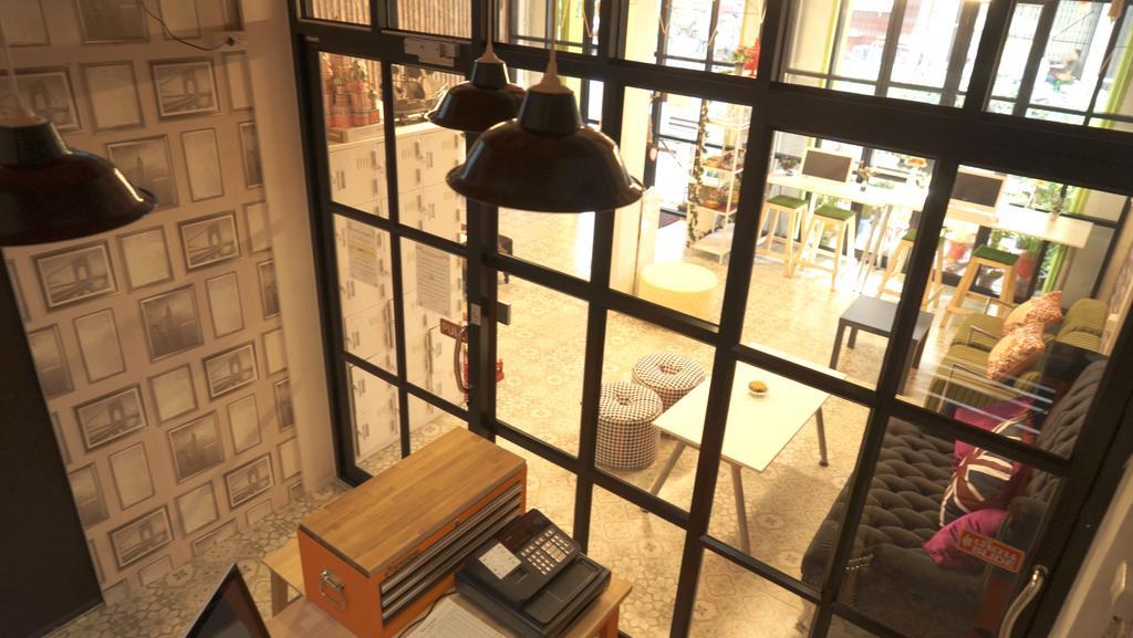 Tiger Lily Hostel Банкок Екстериор снимка