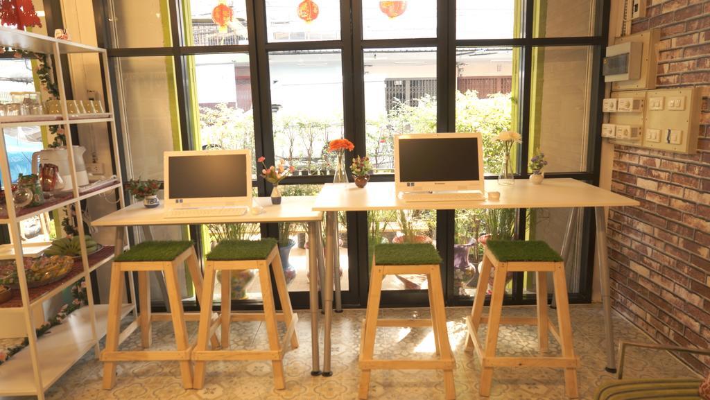 Tiger Lily Hostel Банкок Екстериор снимка