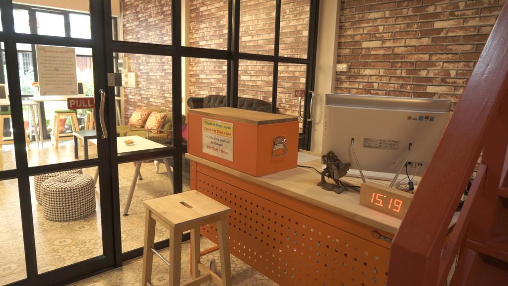 Tiger Lily Hostel Банкок Екстериор снимка