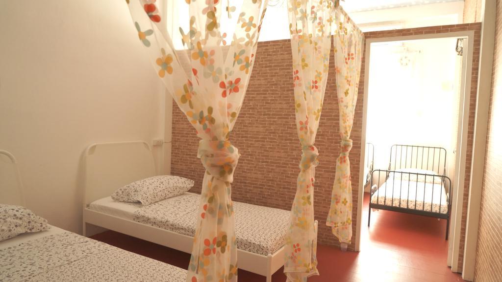Tiger Lily Hostel Банкок Стая снимка