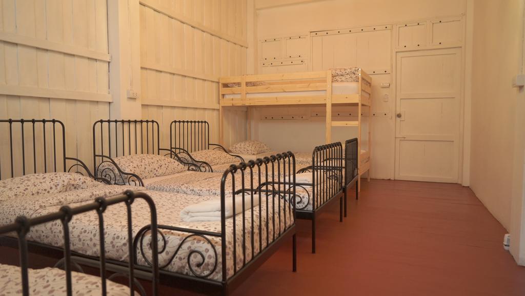Tiger Lily Hostel Банкок Стая снимка