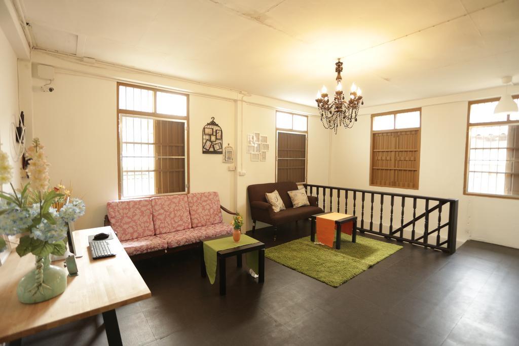 Tiger Lily Hostel Банкок Екстериор снимка