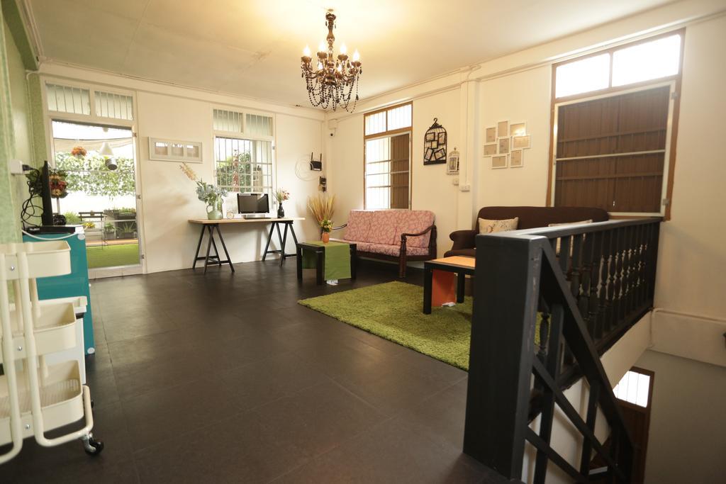 Tiger Lily Hostel Банкок Екстериор снимка