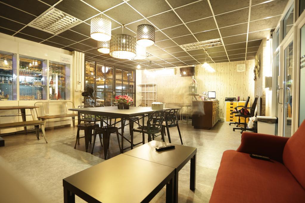Tiger Lily Hostel Банкок Екстериор снимка