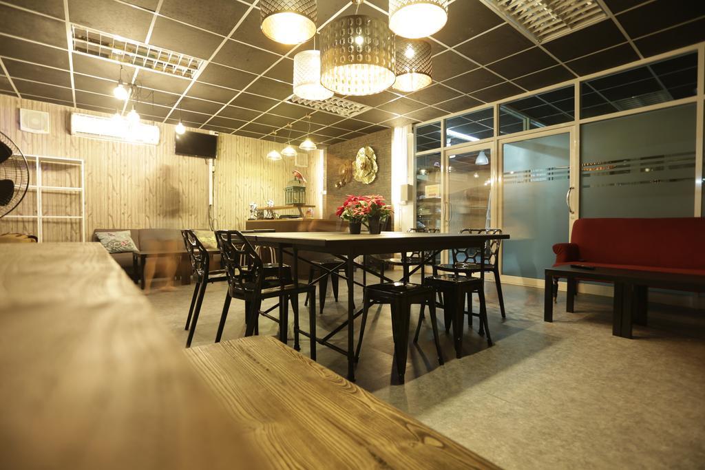 Tiger Lily Hostel Банкок Екстериор снимка