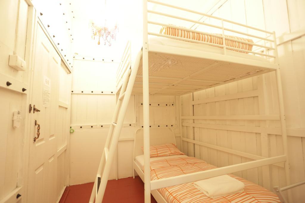 Tiger Lily Hostel Банкок Стая снимка