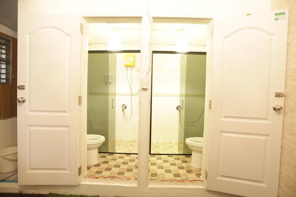 Tiger Lily Hostel Банкок Екстериор снимка