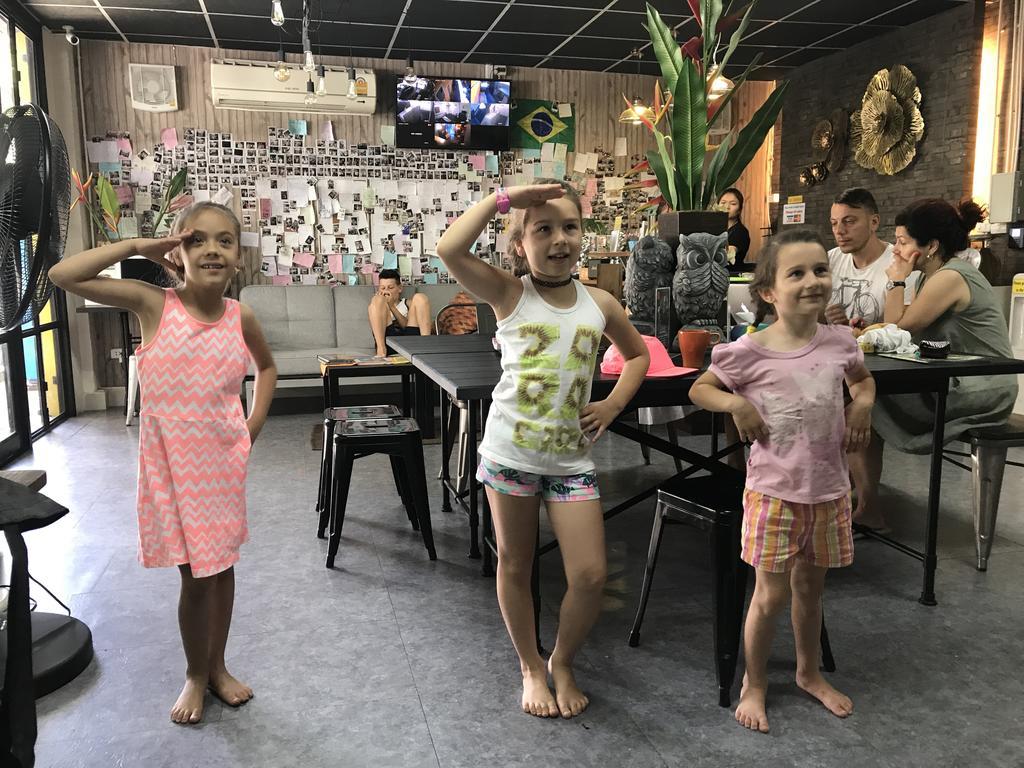 Tiger Lily Hostel Банкок Екстериор снимка