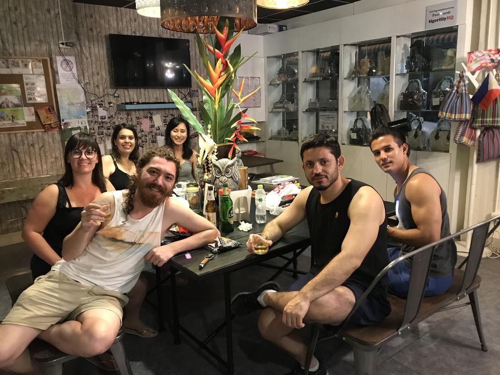 Tiger Lily Hostel Банкок Екстериор снимка