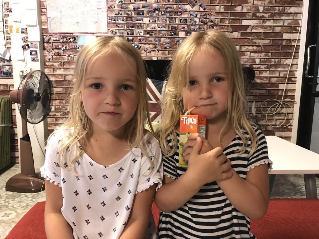 Tiger Lily Hostel Банкок Екстериор снимка