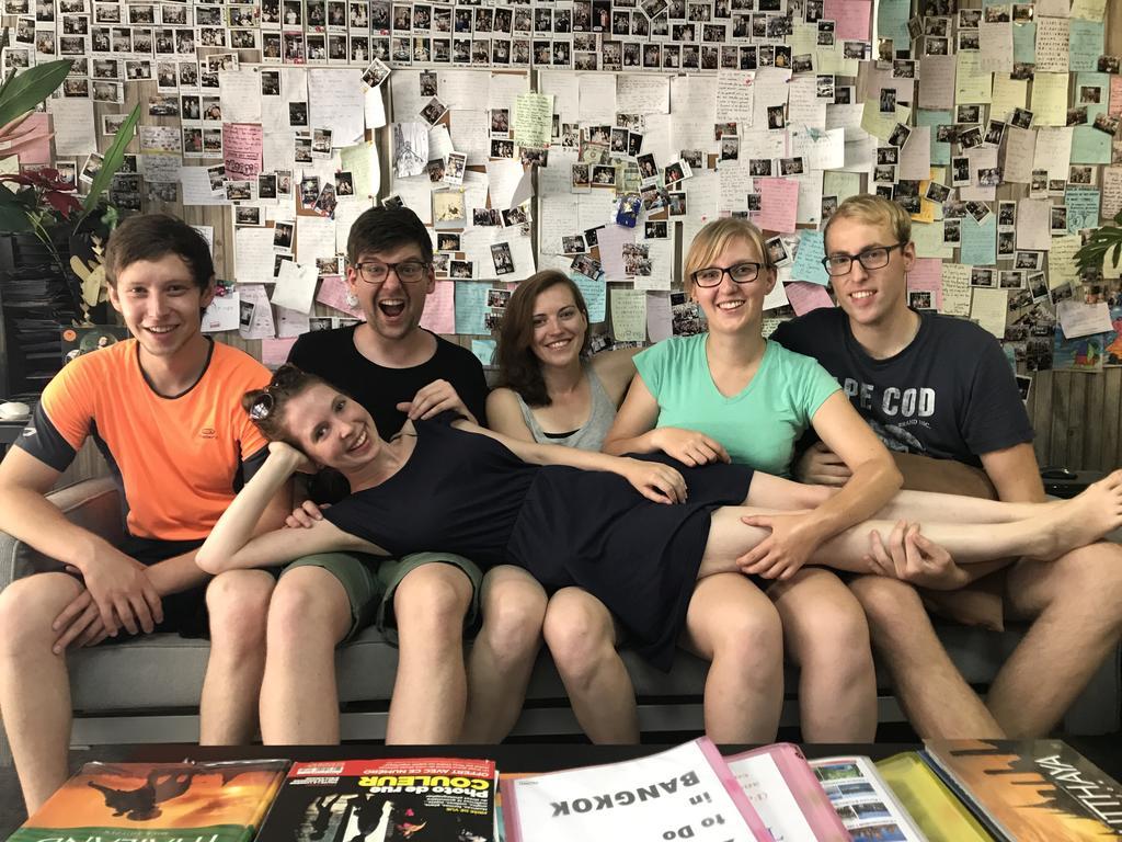 Tiger Lily Hostel Банкок Екстериор снимка